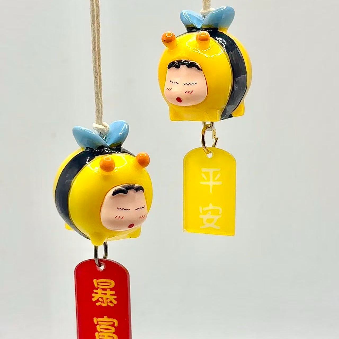 Car Accessories Kit - Crayon Shin-chan Bienen-Cosplay-Figur Auto-Hängeanhänger Rückspiegel-Ornament Auto-Innenausstattung